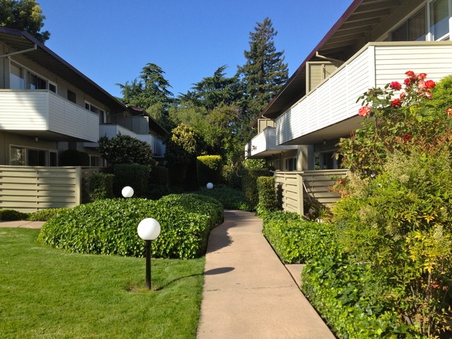 Building Photo - Peppertree Apartments