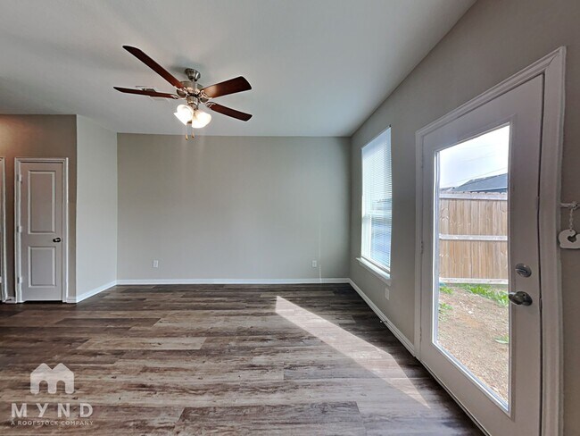 Photo - 3263 Karen St