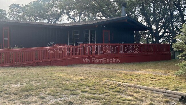 Photo - 537 Tamarack Dr