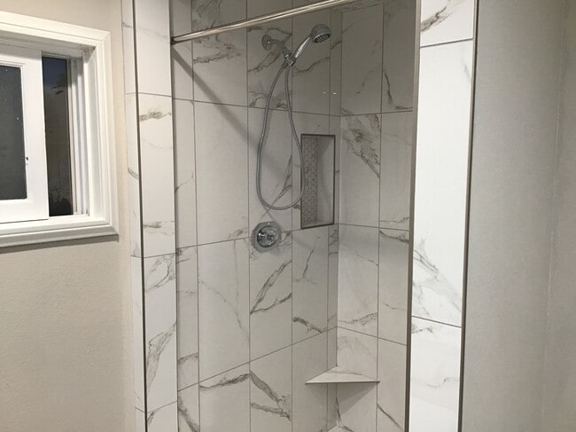 Baño remodelado - 606 Maple Ave