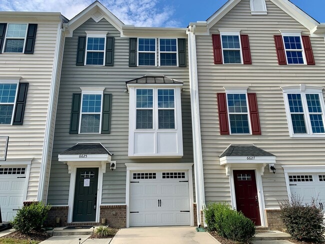 Building Photo - Amazing 3 Bedroom Townhome in North East R...