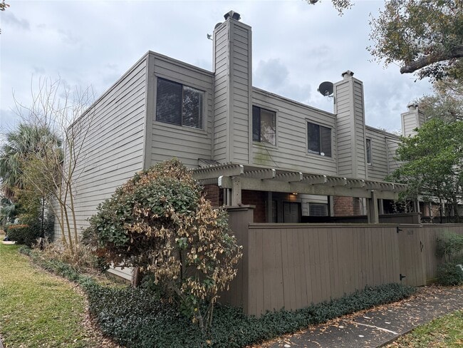 Building Photo - 1629 S Kirkwood Rd Unit 202