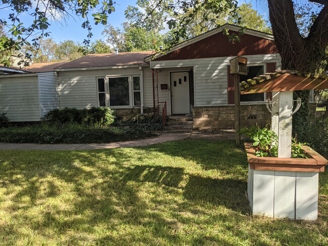 Photo - 3 Bed 2 Bath with Enclosed Patio, Fenced Yard, and Garage