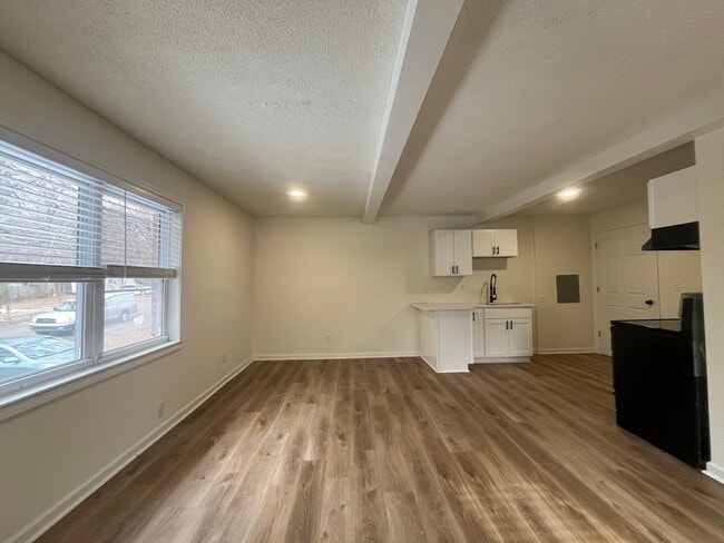 Photo - Newley Renovated Studio!