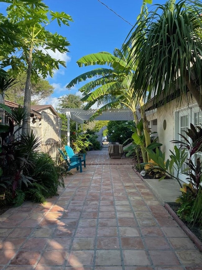 Photo - 117 W Davis St