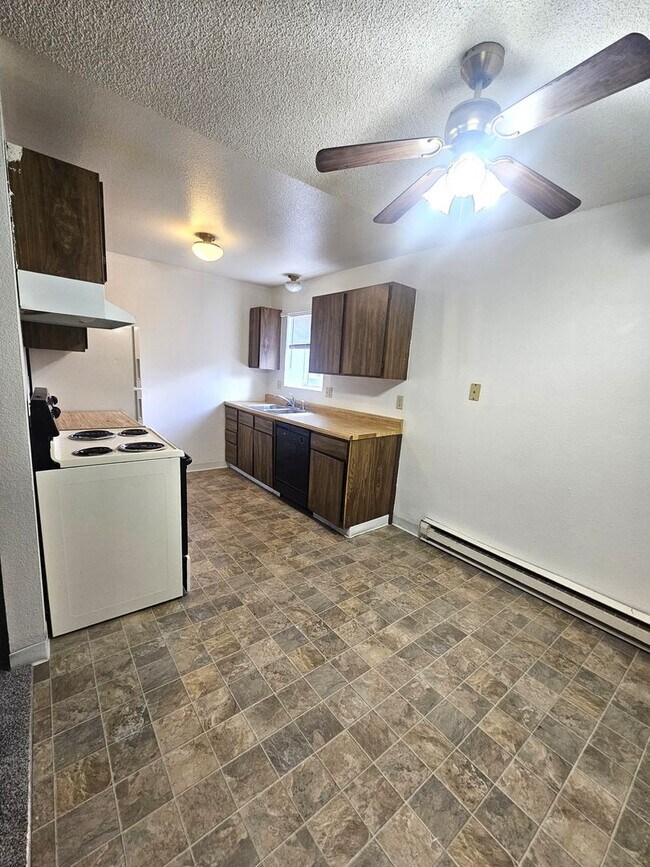 747 Glenarm St Unit 2