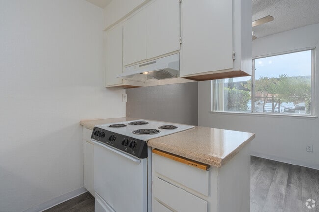 2BR, 1BA - 760SF - Kitchen - Lincoln Pointe Apartments