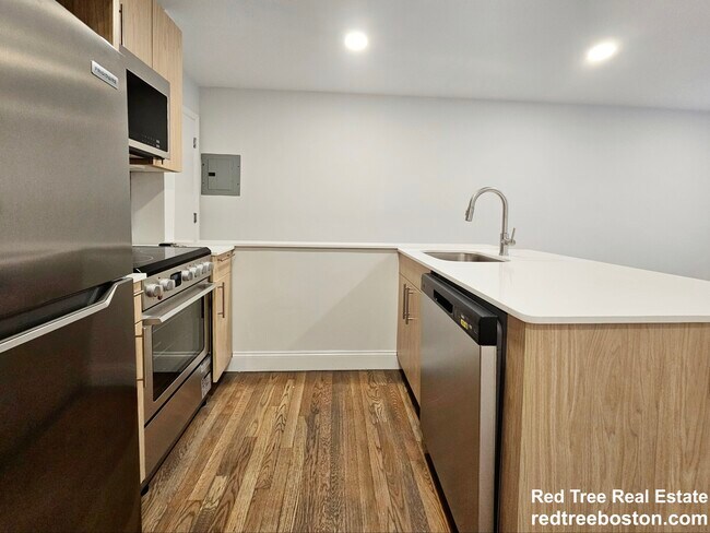 Building Photo - 529 Beacon St Unit 17