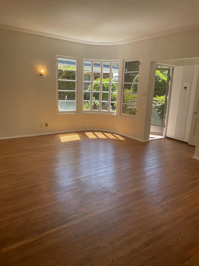 Living Room Space - 407 Riverdale Dr Unit 1/2