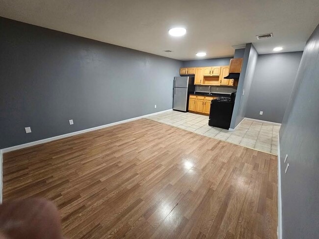 Building Photo - 552 E 24th St Unit 2
