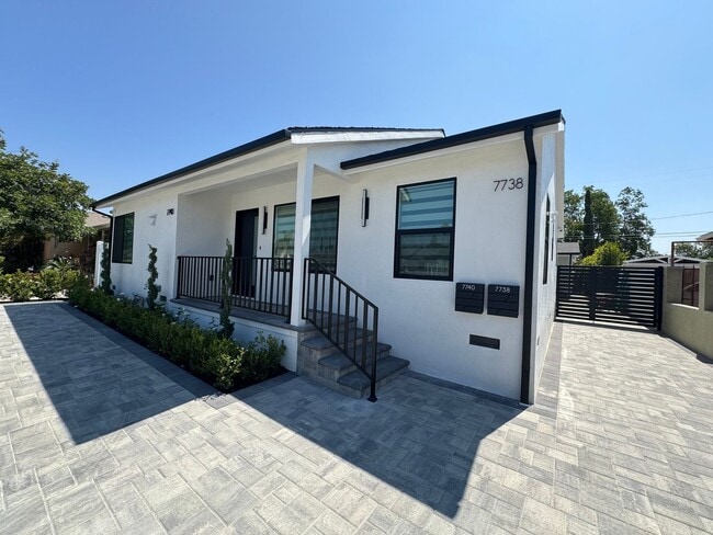 Building Photo - Newly Remodeled 3 Bed / 1.5 Bath Front House of Duplex