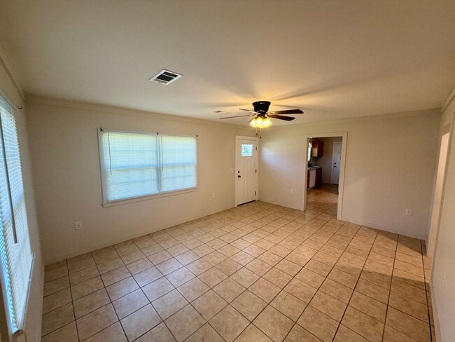 Building Photo - 3 Bed 1 Bath Brick Home
