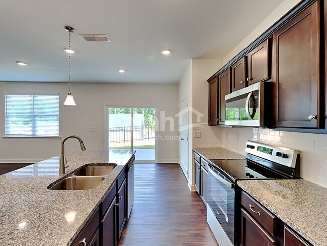 Photo - 877 Headland Wy