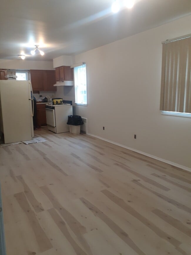 Move in ready! - 42 Brighton 5th Ct Apartments Unit #1