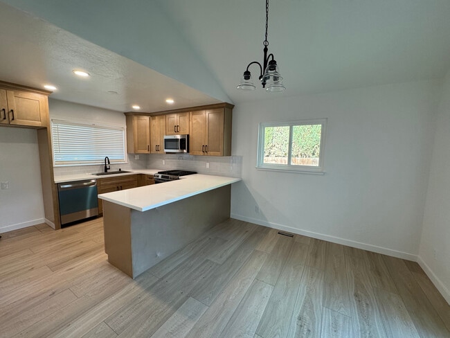 Photo - 2204 Lausett Ave