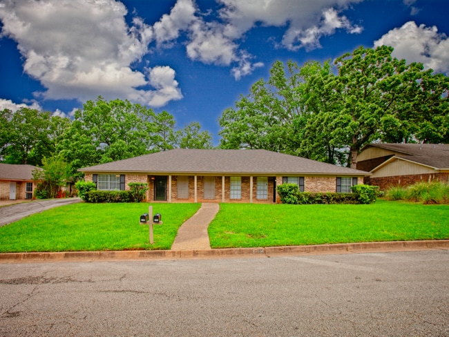Building Photo - 2202 Aberdeen Dr Rental
