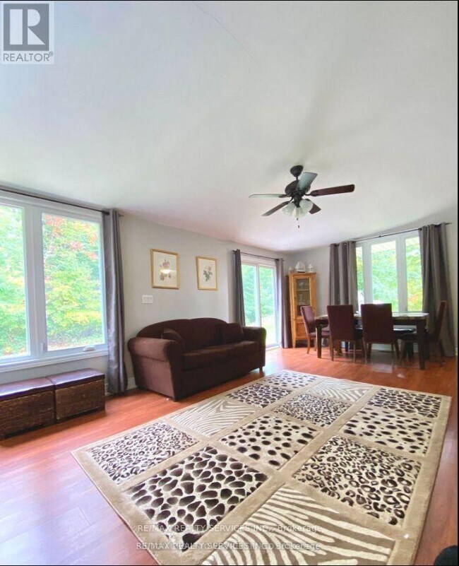 Photo - 4870 Mapleview Crescent