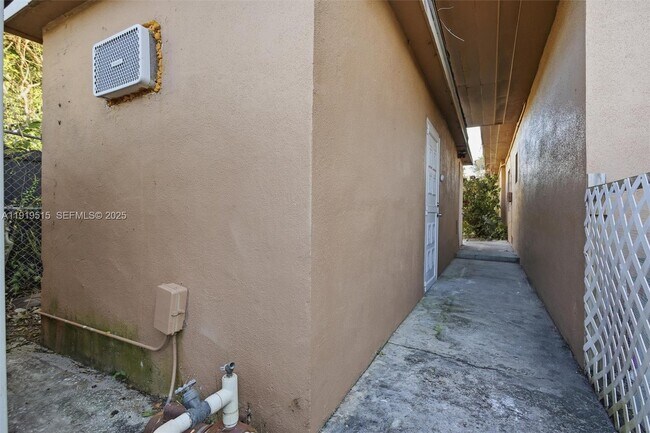 Photo - 2445 SW 18th St Unit 5