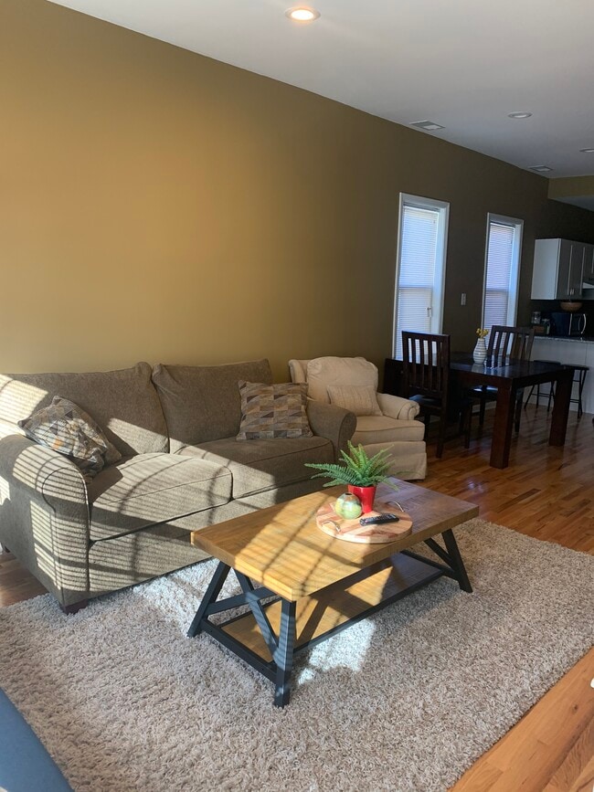 Photo - 1312 W Erie St Unit 1 Br Apartment