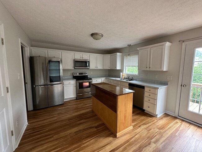 Photo - 3-bedroom, 3.5-bathroom nestled in Wyndhur...