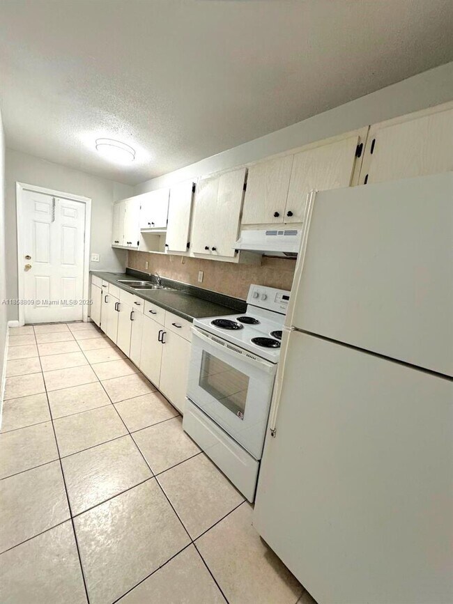 Photo - 325 NW 15th St Apartamento Unidad 8