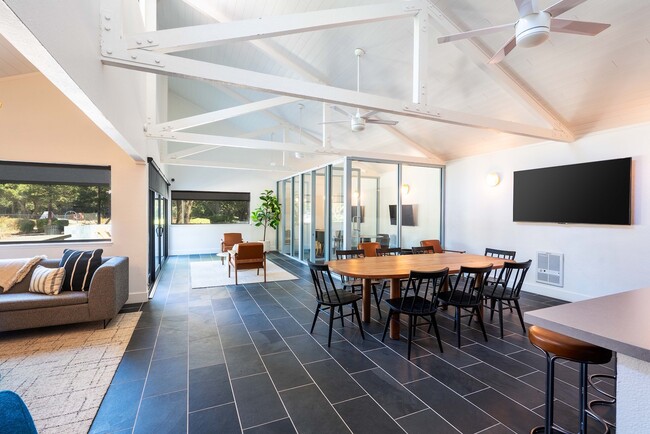 Casa club para residentes | Creekwood | Apartamentos en alquiler en Hayward, CA