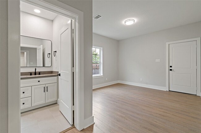 Building Photo - 1007 E 33rd St