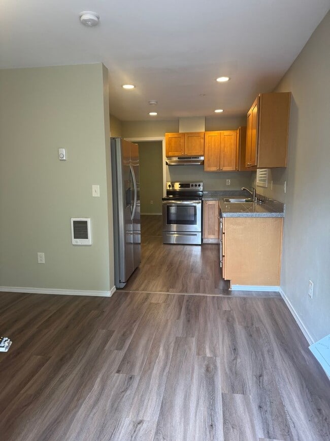 Building Photo - Cozy 1 bedroom 1 bath newly remodeled apartment home available for immediate move in! Unit B
