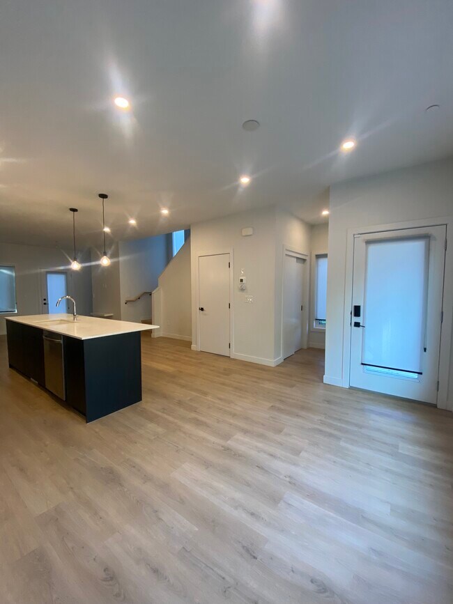 Photo - 3-Bedroom Townhouse for Rent in Killarney Unit U1 -3002