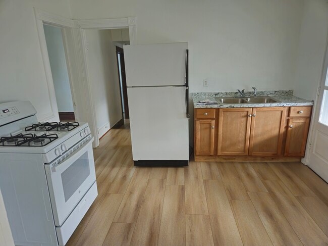 Photo - 912 E 2nd St