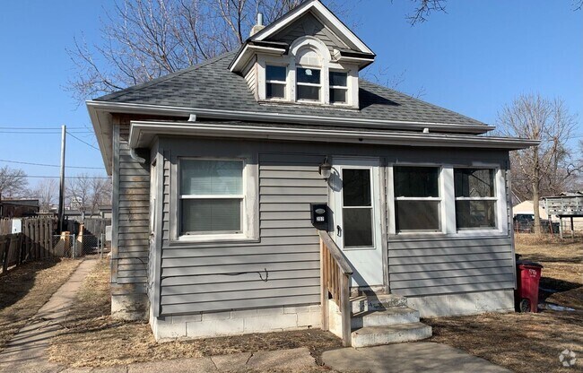 Building Photo - House for Lease Near Downtown Sioux Falls