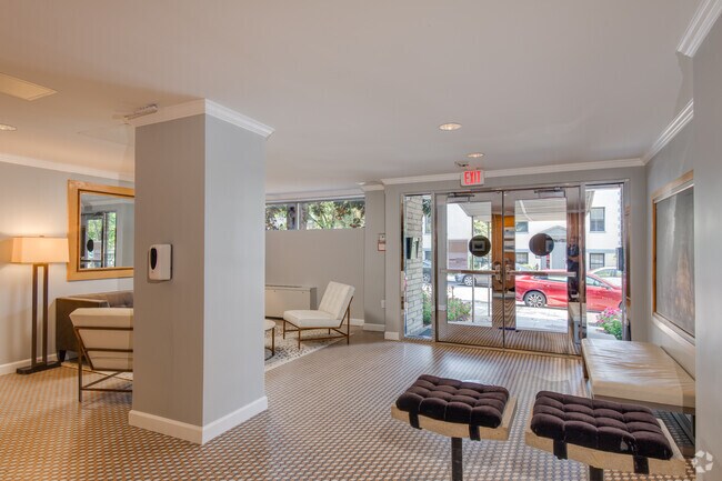 1BR, 1BA - 700SF