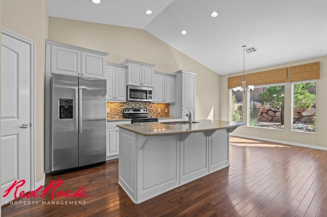 Building Photo - Sun River 2 Bedroom Home with Bonus Den! F...