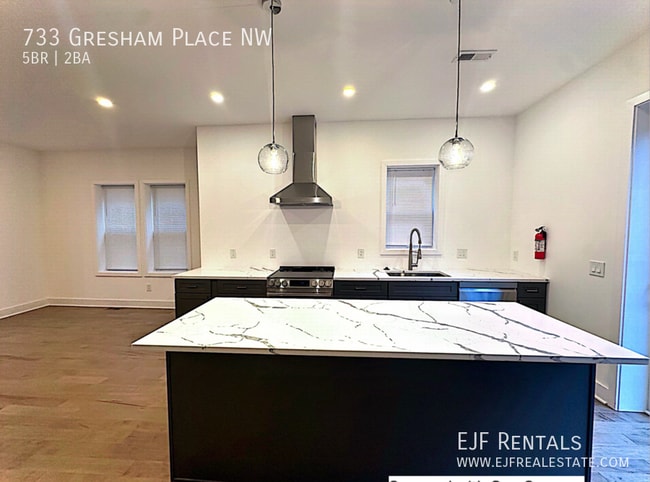 Photo - 733 Gresham Pl NW
