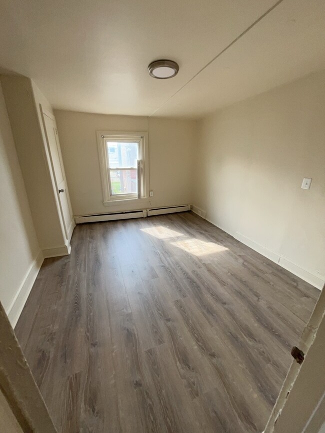 Building Photo - 1039 Powell St Rental