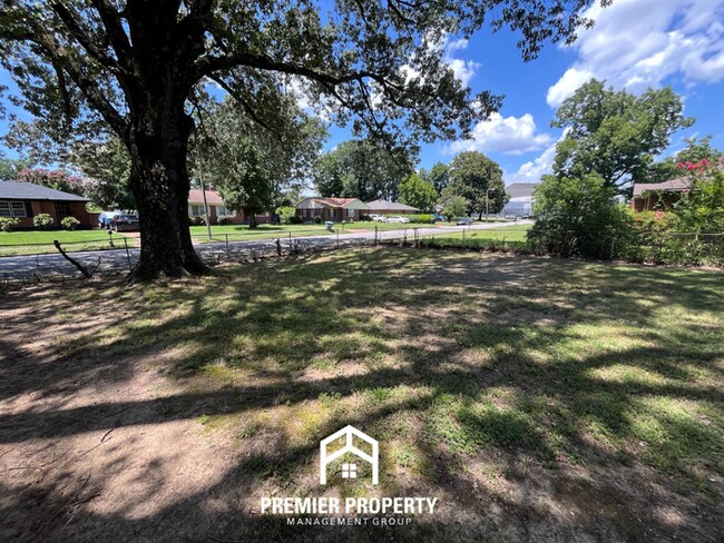 Photo - 3026 S Edgeware Rd