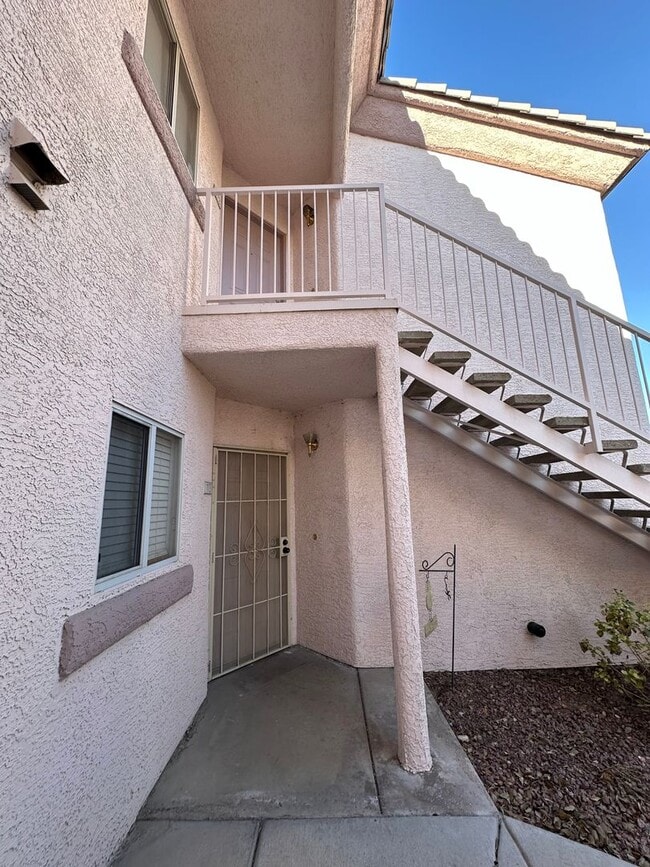 Building Photo - MUST SEE 2 BEDROOM CONDO! Unit 113