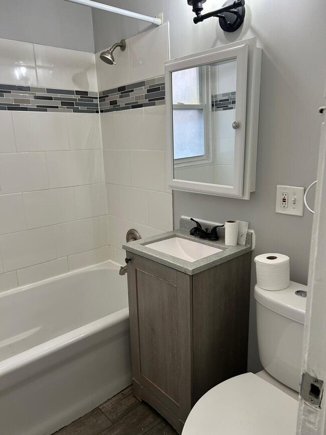 Photo - 4819 W George St