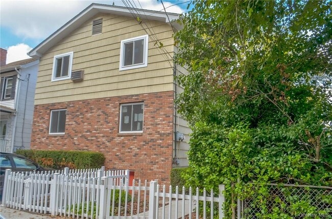 Building Photo - 11 Elm St Unit 2nd Floor