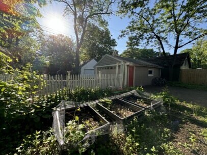 Photo - 122 Cecil St SE