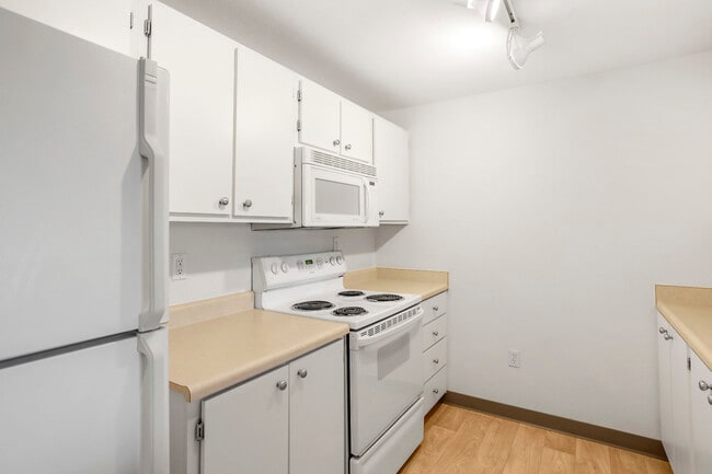 2BR, 2BA - 939SF - Kitchen