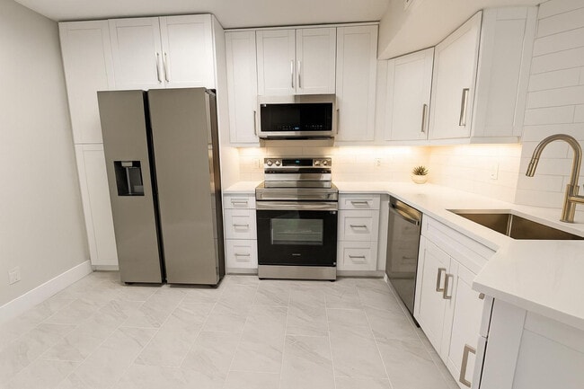 Building Photo - 9055 Wiles Rd Unit 208