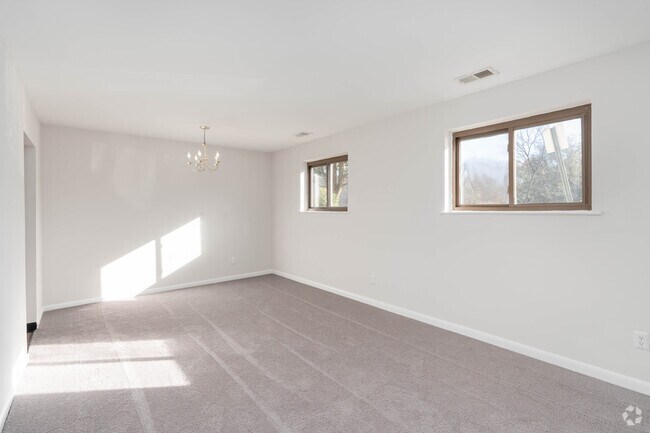 2BR 1BA 790SF