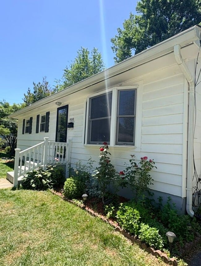 Photo - 900 Neal Dr
