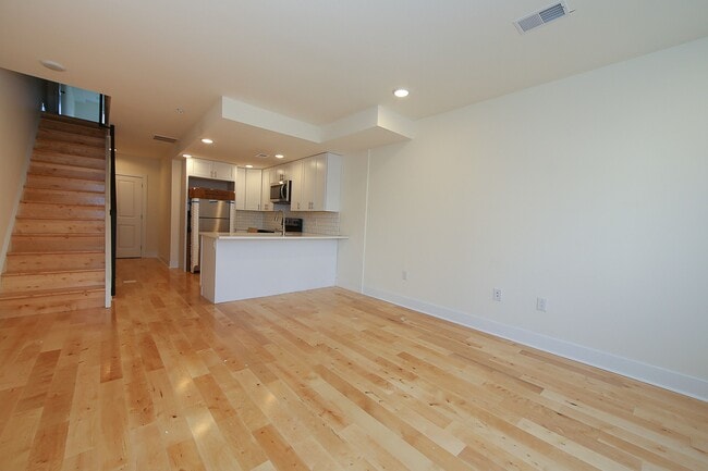 Building Photo - 1725 Arlington St Unit B