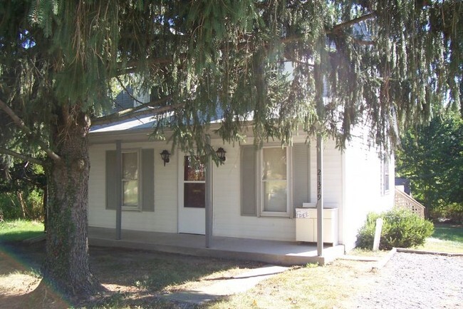 Building Photo - Country Living Near Commuter Routes Rental