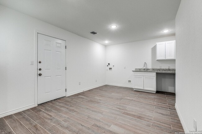 Photo - 1835 W Poplar St