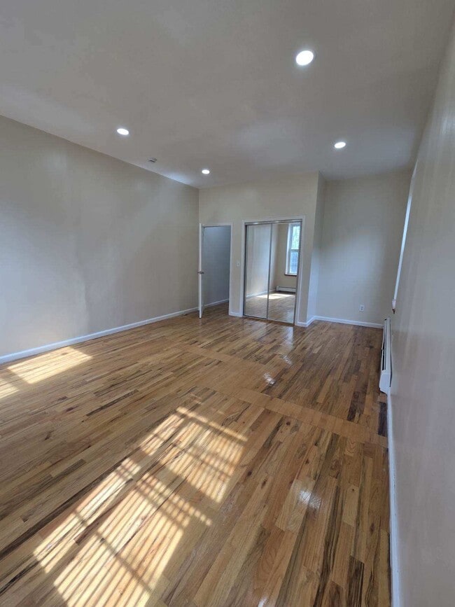 Building Photo - 136 Pulaski St Unit 1st Floor Rental