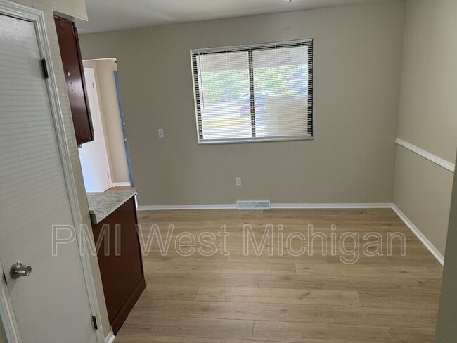 Photo - 6051 In the Pines Dr SE