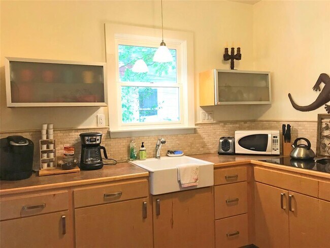 Photo - 1002 E 44th St